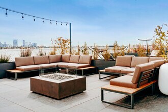 Audrey in Los Angeles, CA - Foto de edificio - Building Photo