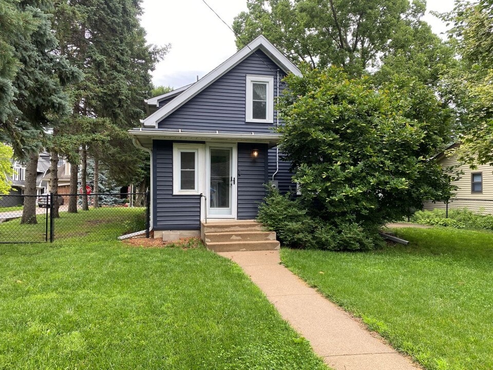 2997 Highland Blvd in Mound, MN - Building Photo