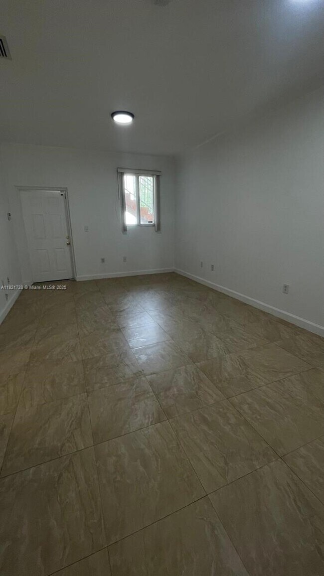 17720 NW 73rd Ave in Hialeah, FL - Building Photo - Building Photo
