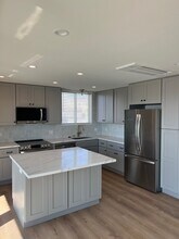 919 Bayview Dr in Manhattan Beach, CA - Foto de edificio - Building Photo