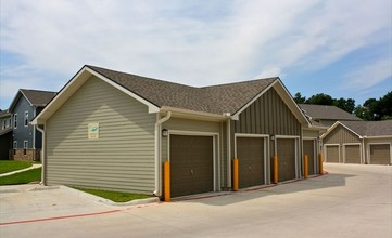 Grace Lake Townhomes in Beaumont, TX - Building Photo - Building Photo