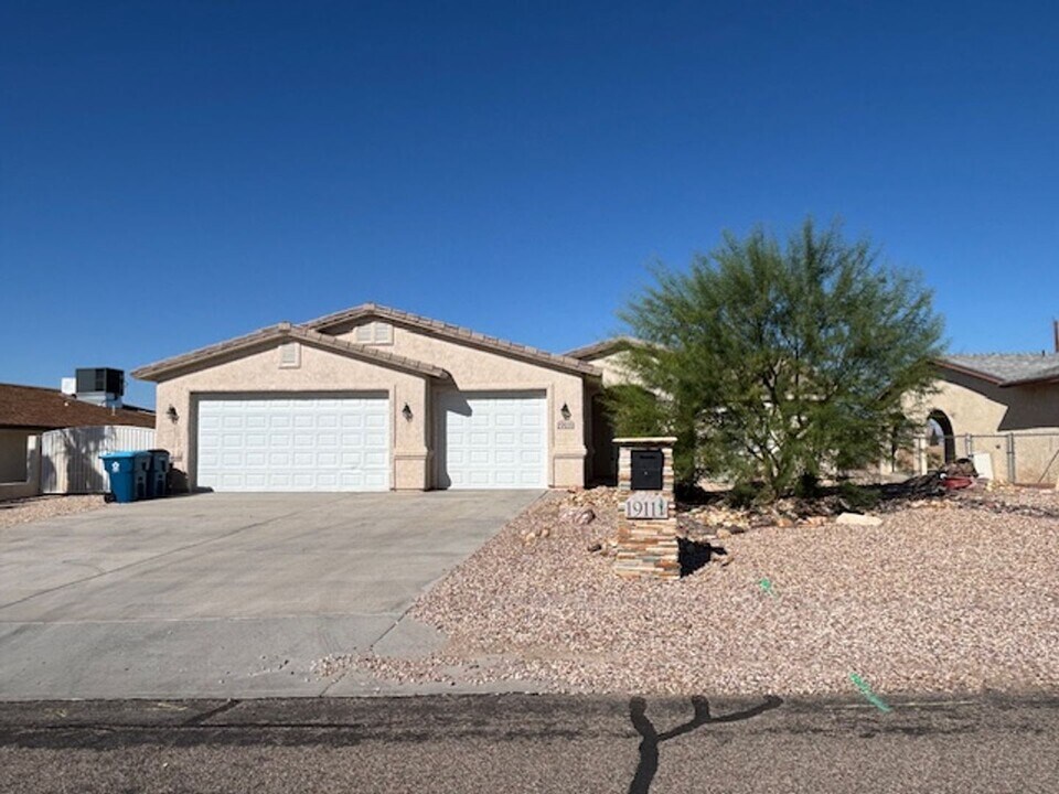 1911 Willow Ave in Lake Havasu City, AZ - Building Photo