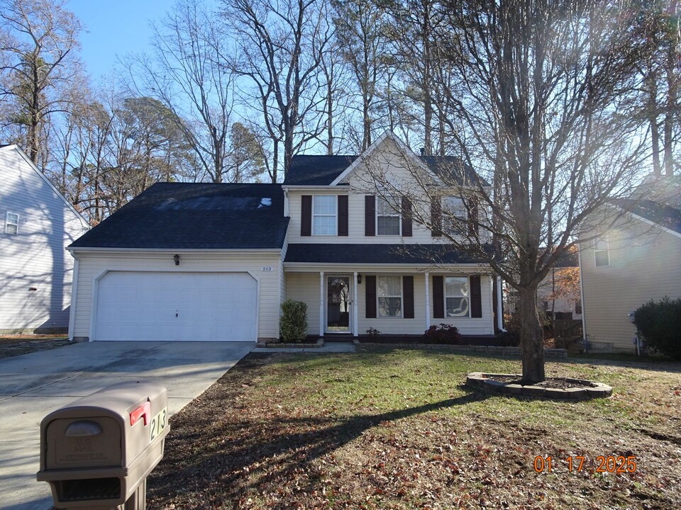 213 Rivers Ridge Cir in Newport News, VA - Building Photo