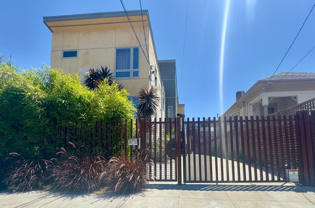 3904 Ruby St, Unit 4 in Oakland, CA - Foto de edificio
