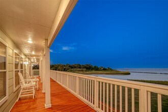 510 Surf Oaks Dr in Seabrook, TX - Building Photo - Building Photo