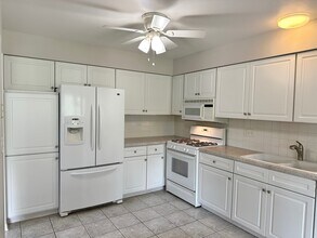 240 Steeplechase Ct in Schaumburg, IL - Building Photo - Building Photo
