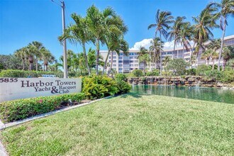5855 Midnight Pass Rd in Sarasota, FL - Building Photo - Building Photo