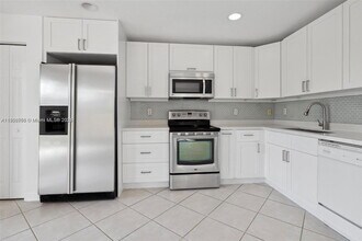 16502 SW 68th Terrace in Miami, FL - Building Photo - Building Photo