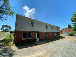 1057 Ross Rd in Vinton, VA - Building Photo - Building Photo