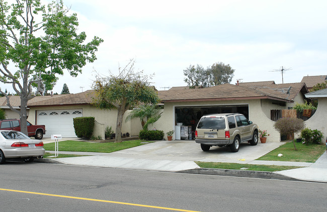 2171-2177 Pomona Ave in Costa Mesa, CA - Foto de edificio - Building Photo