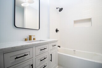 651 E Groveland Park in Chicago, IL - Building Photo - Building Photo