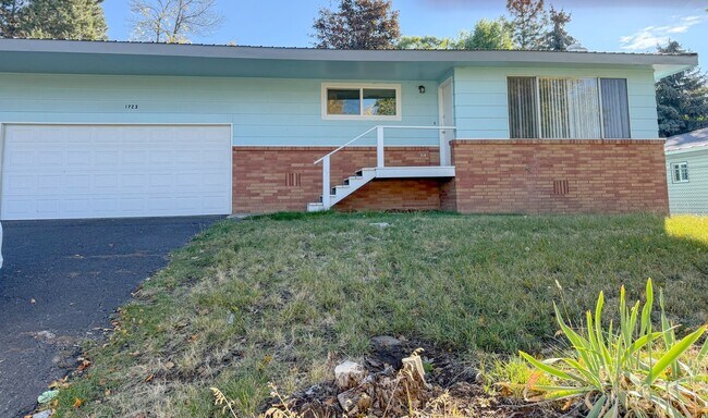 1723 Dawn Dr in Klamath Falls, OR - Foto de edificio - Building Photo