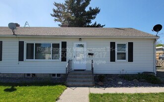 1005 Torbett St in Richland, WA - Building Photo