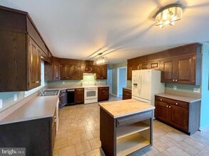 10960 Earnshaw Ln in La Plata, MD - Building Photo - Building Photo