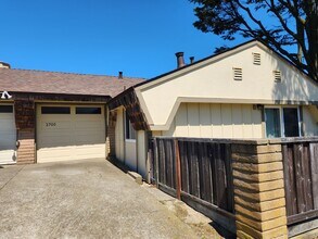 2700 Kilconway Ln in South San Francisco, CA - Building Photo - Building Photo