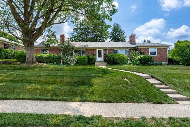 property at 1822 W Schantz Ave