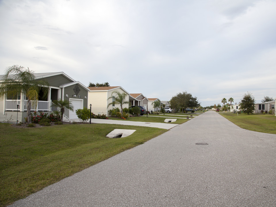 Vizcaya Lakes in Port Charlotte, FL - Building Photo