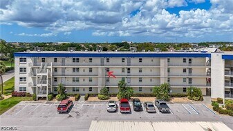 6220 Augusta Dr in Ft. Myers, FL - Building Photo