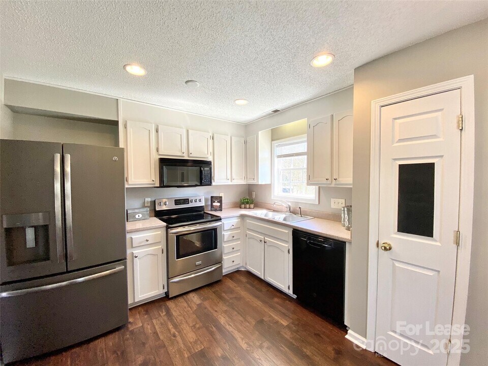 15 Linestowe Dr in Belmont, NC - Building Photo