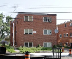 251 Mohawk Rd E in Hamilton, ON - Building Photo