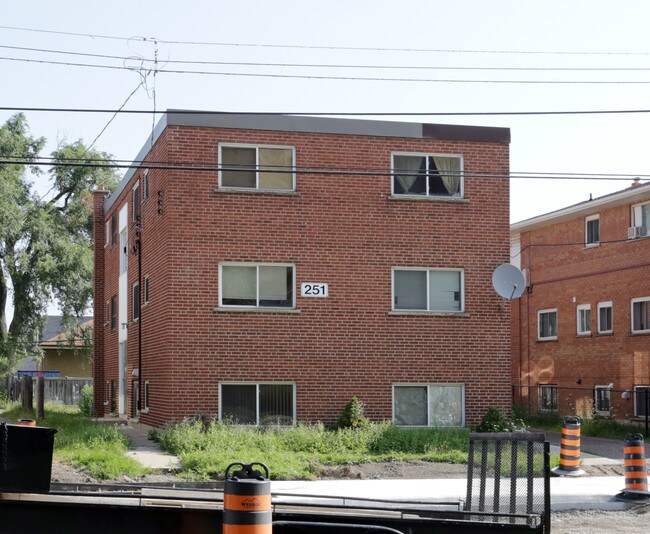 251 Mohawk Rd E in Hamilton, ON - Building Photo - Primary Photo