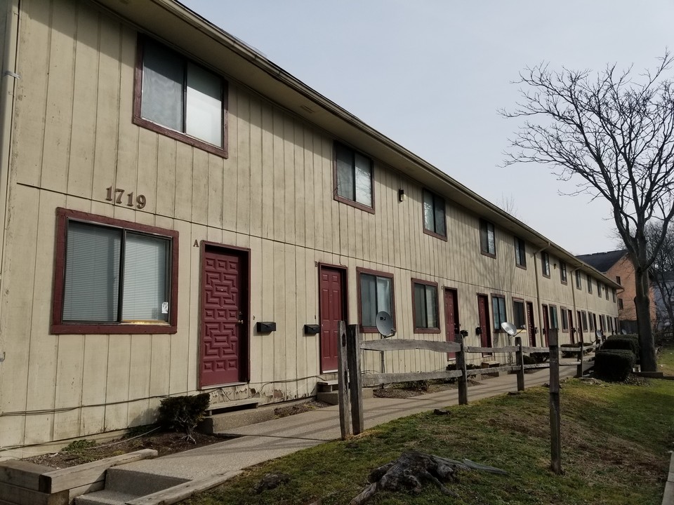 Dominion Townhomes in Akron, OH - Building Photo