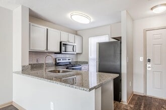 Eastpointe Lakes Apartments and Townhomes in Blacklick, OH - Foto de edificio - Building Photo