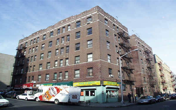 2377 Creston Ave in Bronx, NY - Foto de edificio