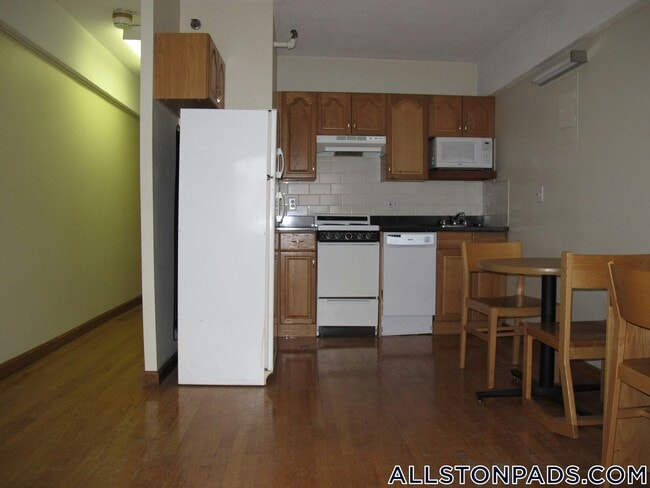 1110 Commonwealth Ave in Boston, MA - Building Photo - Building Photo