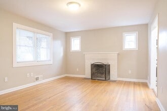 3903 Fairview Dr in Fairfax, VA - Building Photo - Building Photo