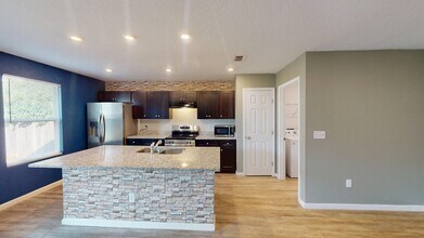 8077 Nussbaum Dr in Jacksonville, FL - Building Photo - Building Photo