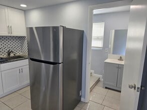 513 Greynolds Cir in Lantana, FL - Building Photo - Building Photo