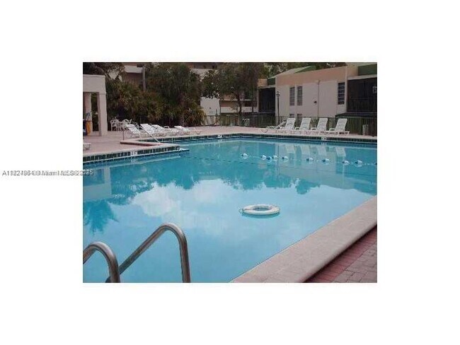 8810 Fontainebleau Blvd in Miami, FL - Building Photo - Building Photo