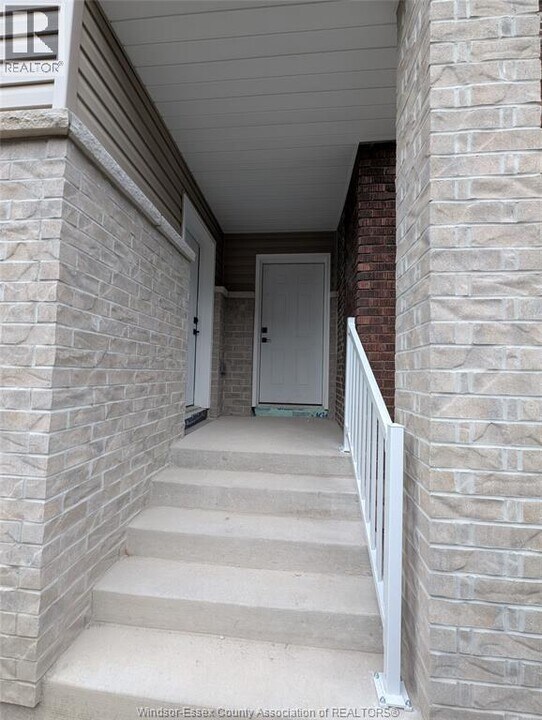 928-928 Giles Blvd E in Windsor, ON - Building Photo