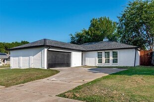 2301 Stillmeadow Dr in Arlington, TX - Building Photo