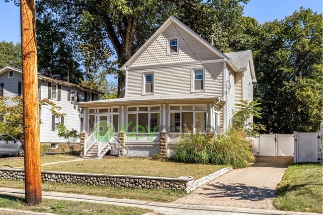 52 Magnolia Ave in Hillsdale, NJ - Building Photo - Building Photo