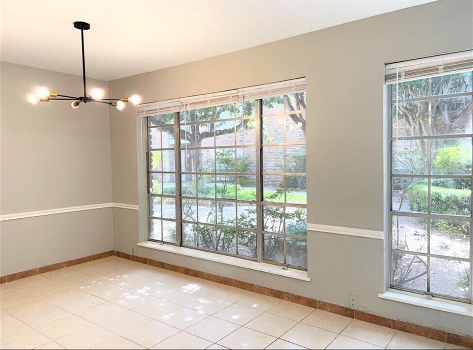 2121 Fountain View Dr in Houston, TX - Building Photo