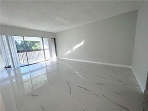 701 N Pine Island Rd in Plantation, FL - Building Photo - Building Photo