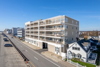 339-345 Ocean Blvd in Hampton, NH - Foto de edificio - Building Photo