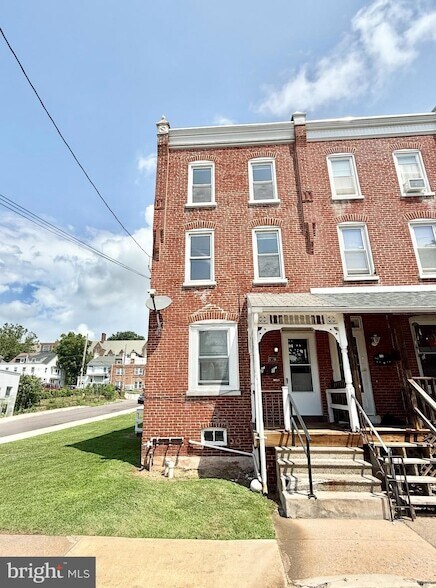 859 Queen St in Pottstown, PA - Building Photo - Building Photo