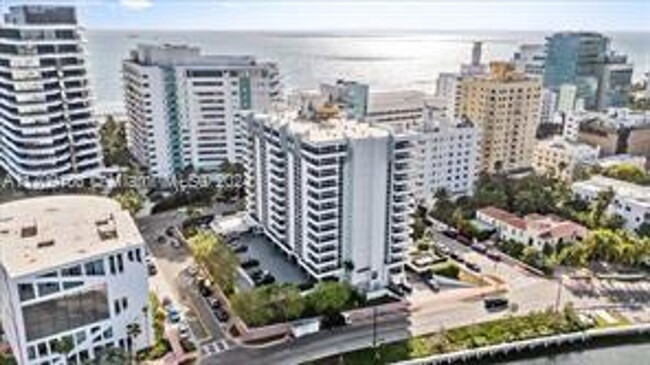 3200 Collins Ave in Miami Beach, FL - Building Photo - Building Photo