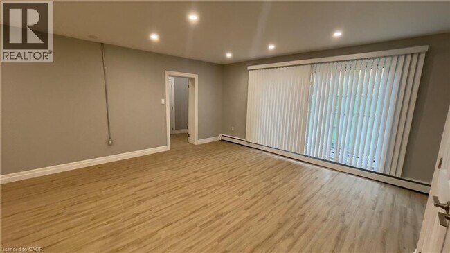 326 Hunter St E in Hamilton, ON - Building Photo - Building Photo