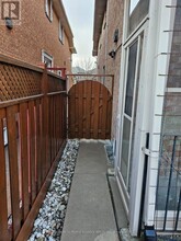 33 Pinecone Dr in Toronto, ON - Building Photo - Building Photo