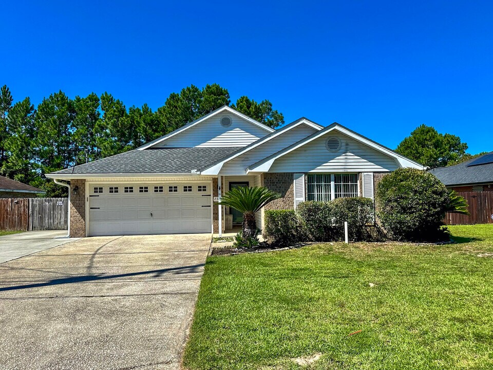 2365 Ortega St in Navarre, FL - Building Photo