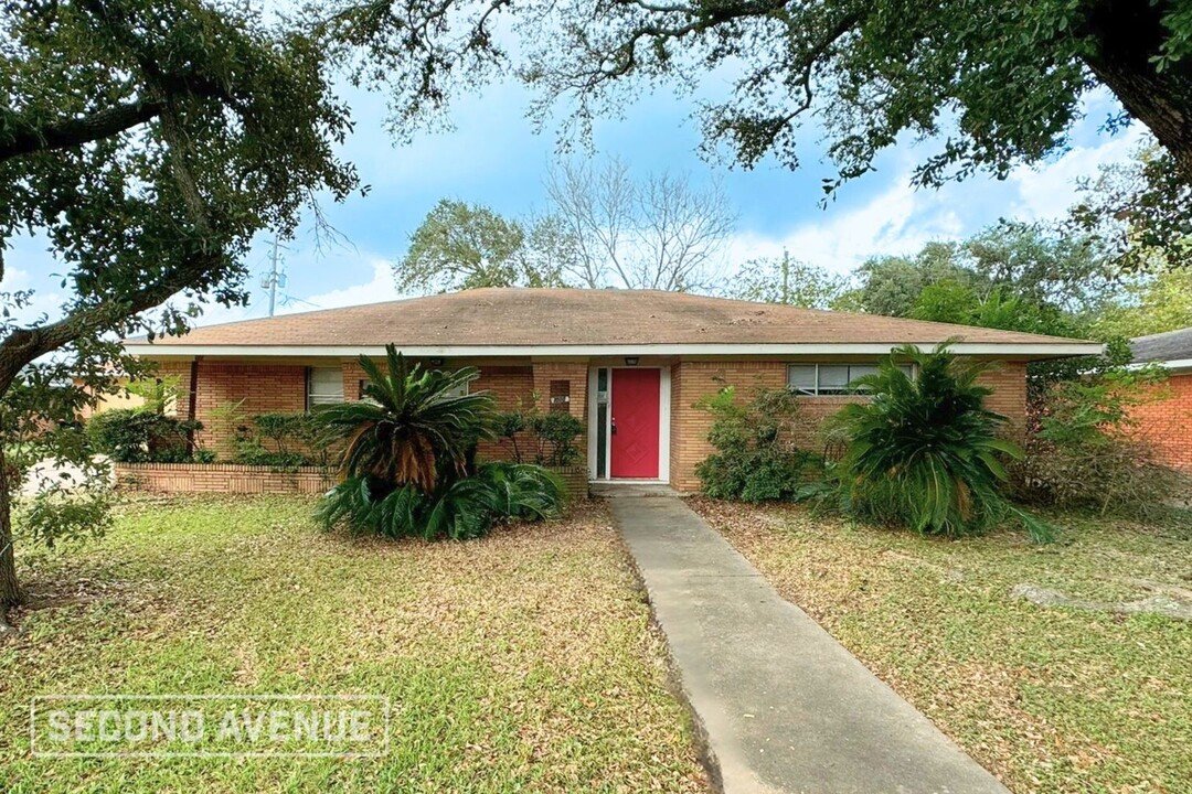 1000 Lindenwood Dr in Baytown, TX - Building Photo