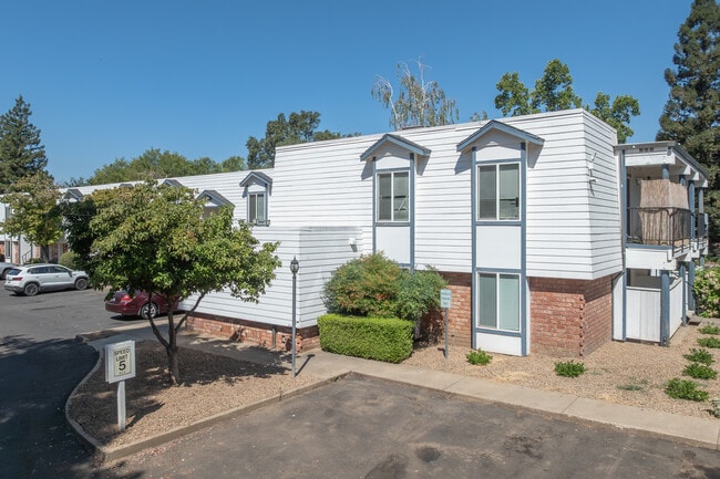 Compass Point Apartments in Chico, CA - Foto de edificio - Building Photo