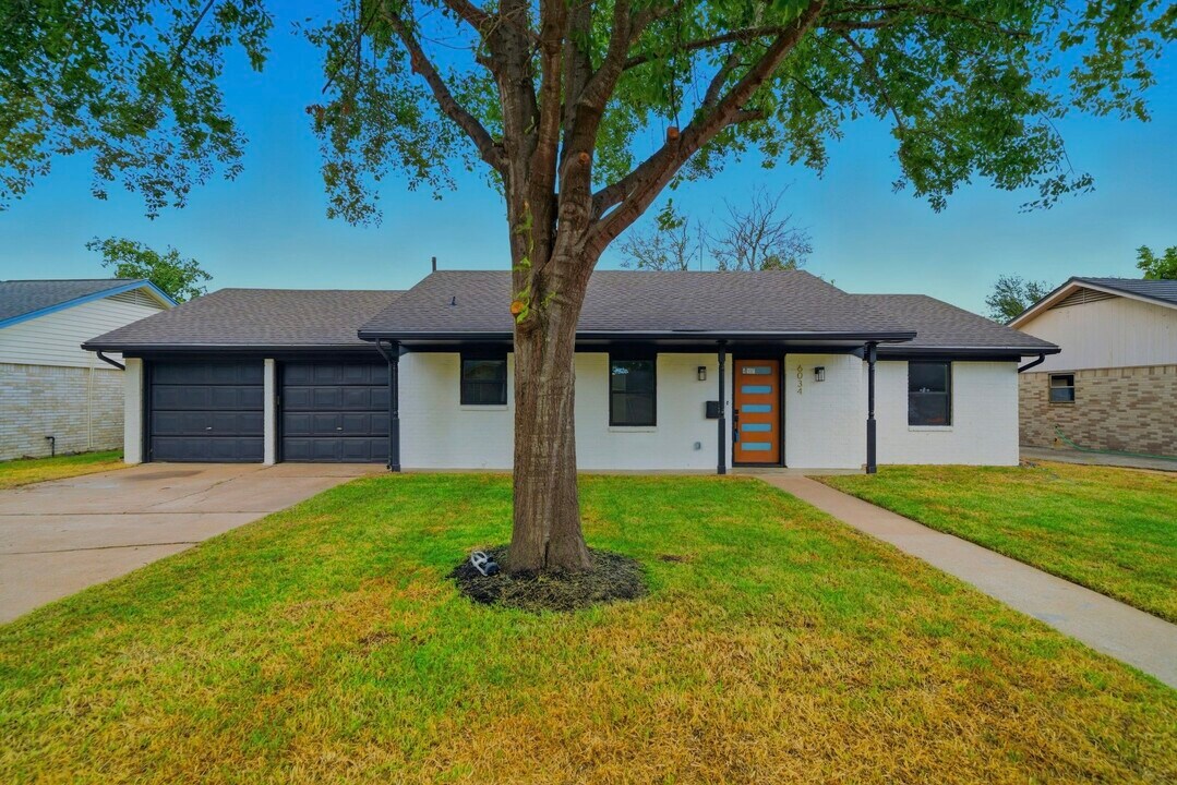 6034 Birchmont Dr in Houston, TX - Building Photo