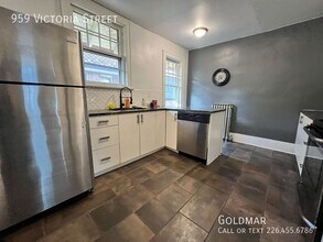 Beautiful 3 bedroom upper unit on one of W in Windsor, ON - Building Photo - Building Photo