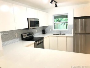 2463 NE 183rd St-Unit -2 in North Miami Beach, FL - Building Photo - Building Photo