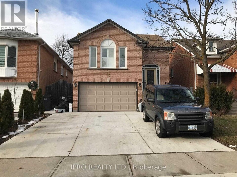 32 Braemore Rd in Brampton, ON - Building Photo